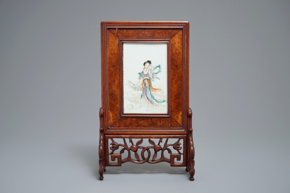A small Chinese famille rose rootwood table screen, 19/20th C.