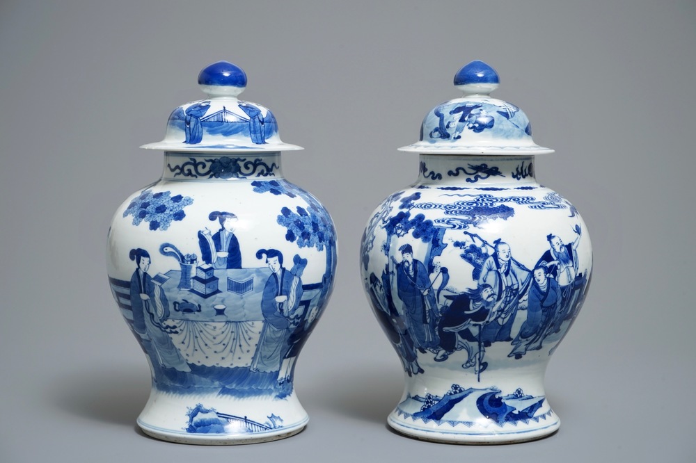 Twee Chinese blauwwitte dekselvazen met decor van figuren, 19e eeuw