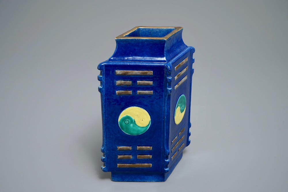 Een Chinese ruitvormige blauwe cong vaas met tao&iuml;stische symbolen, 19e eeuw