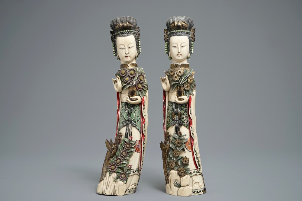 Een paar polychrome Chinese ivoren figuren van dames, 1e helft 20e eeuw