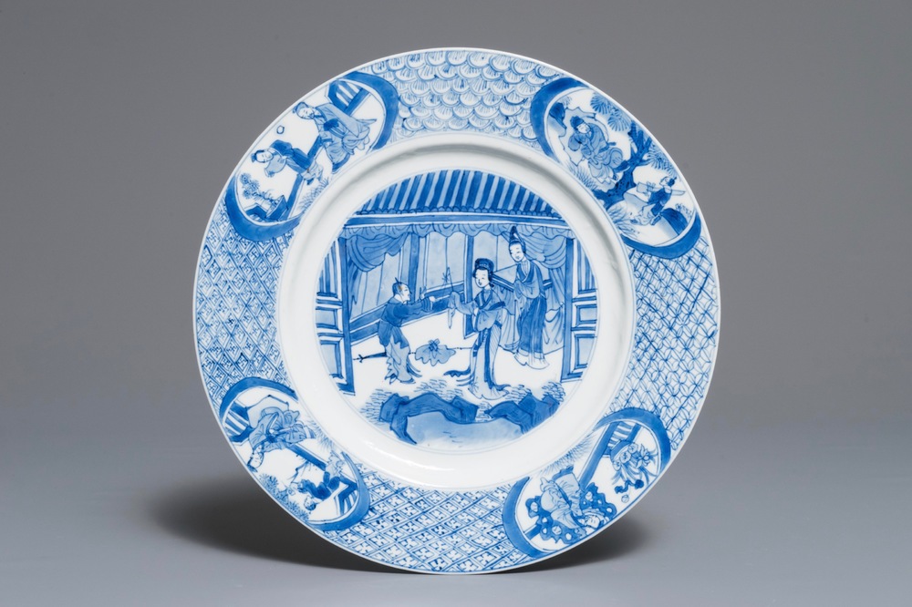 Een Chinese blauwwitte schotel met figuren in een kamer, Kangxi merk en periode