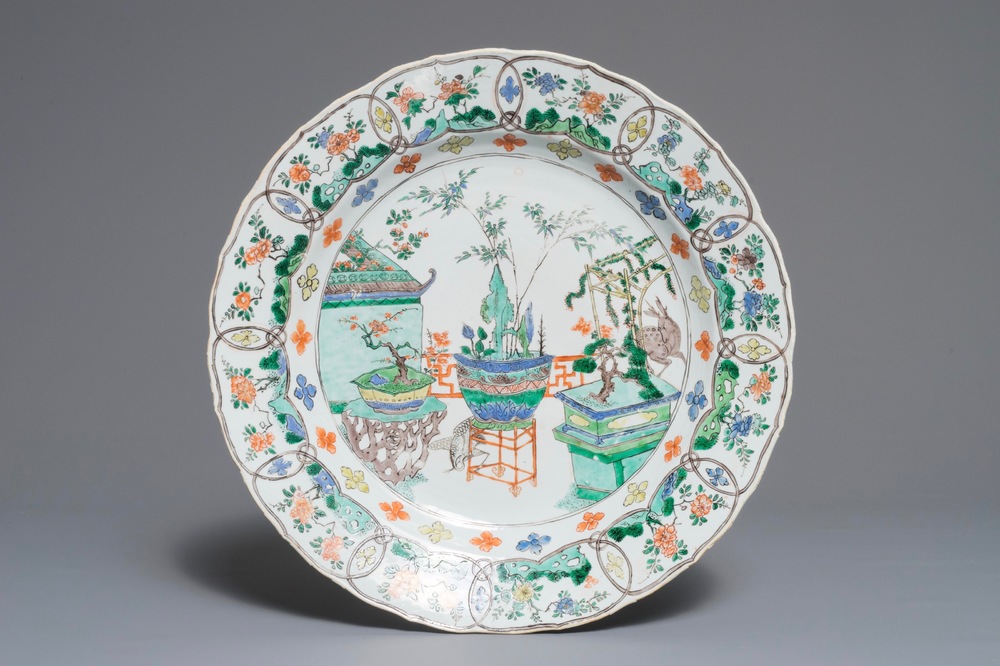 Un grand plat en porcelaine de Chine famille verte &agrave; d&eacute;cor 'Les trois amis de l'hiver', Kangxi