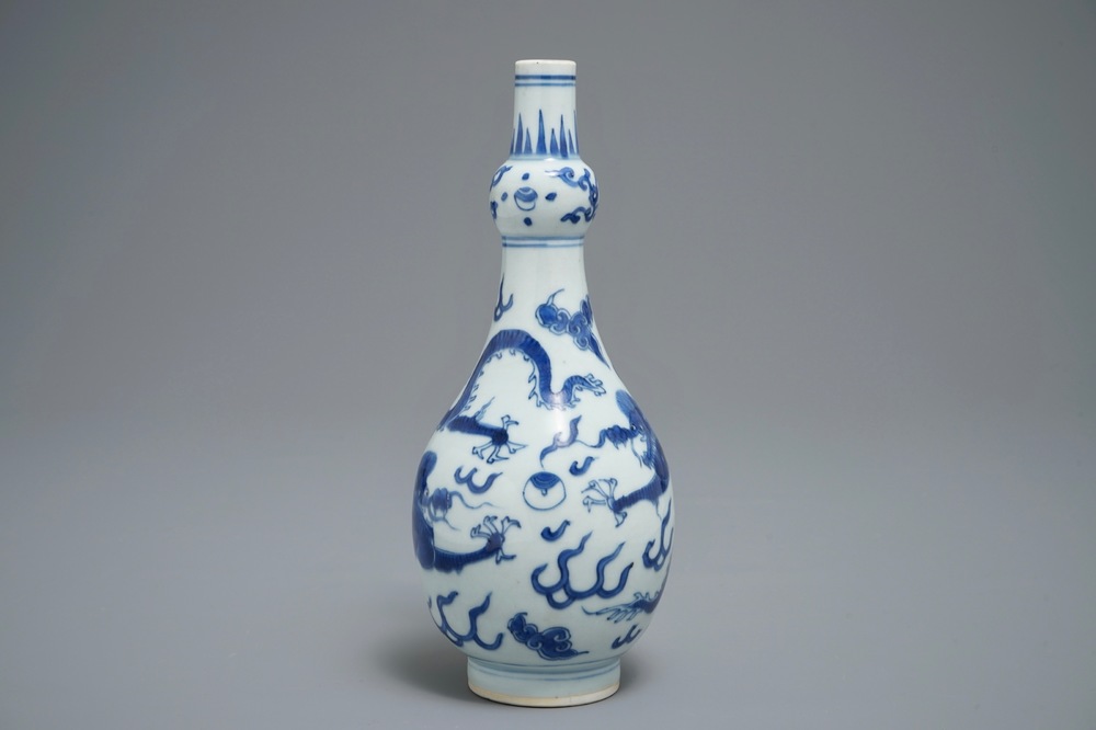 Un vase en porcelaine de Chine bleu et blanc &agrave; d&eacute;cor de dragons, &eacute;poque Transition