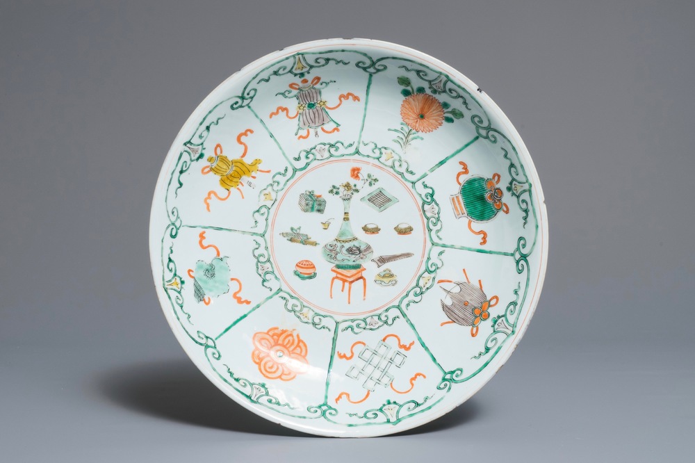 Un plat en porcelaine de Chine famille verte aux symboles taoistes, Kangxi