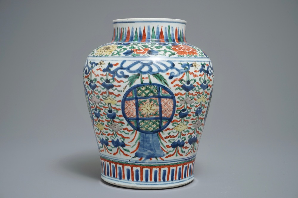 Un vase en porcelaine de Chine wucai aux embl&egrave;mes bouddhistes, &eacute;poque Transition, Chongzhen/Shunzhi