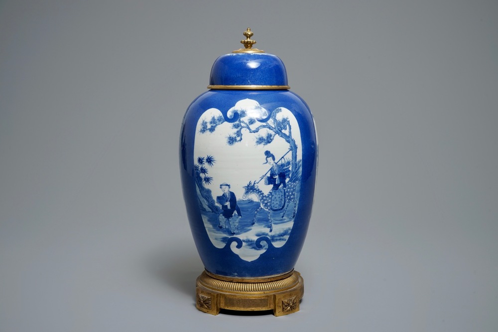 Un pot couvert en porcelaine de Chine bleu poudr&eacute; mont&eacute; en bronze dor&eacute;, 19&egrave;me