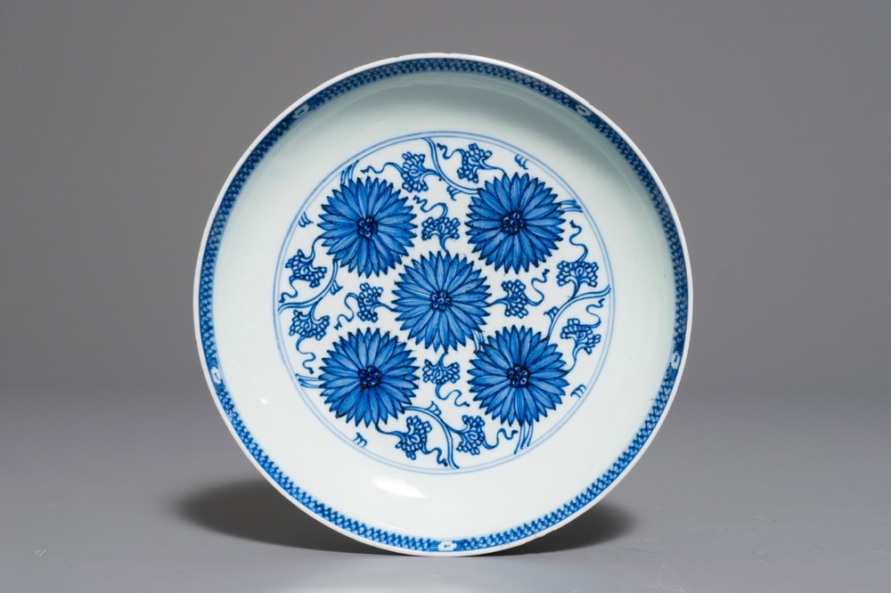 A Chinese blue and white aster pattern plate, Kangxi/Yongzheng