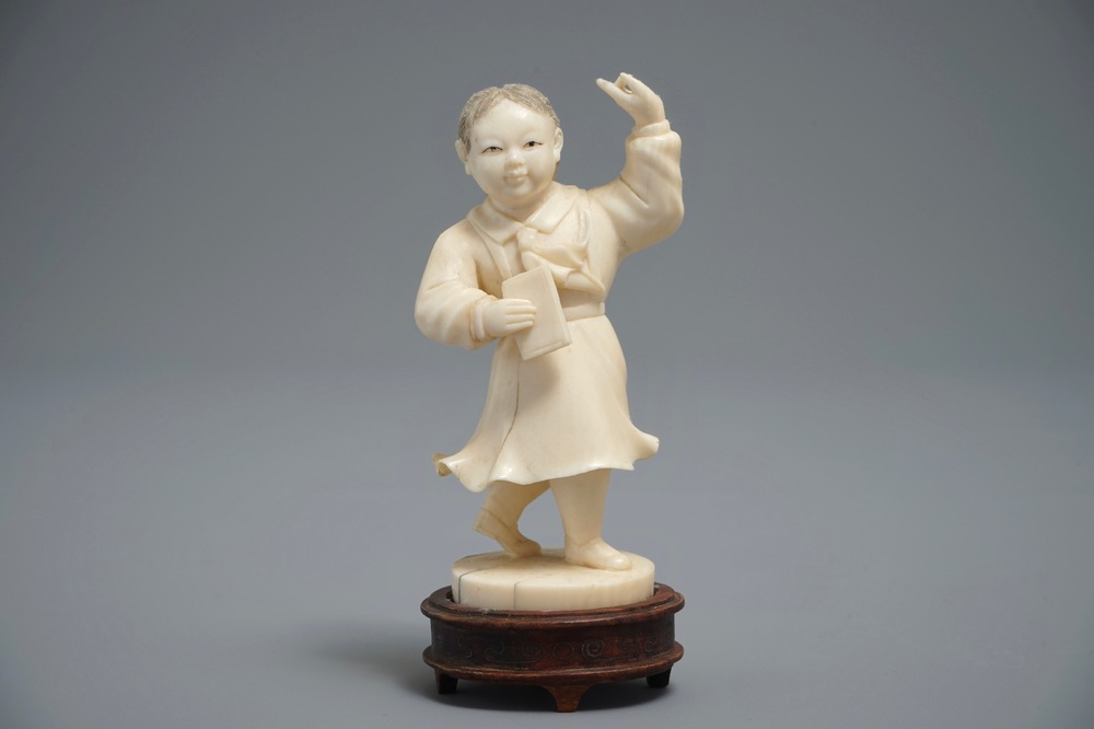 Une figure d'une fille en ivoire sculpt&eacute;, Chine, 1&egrave;re moiti&eacute; du 20&egrave;me