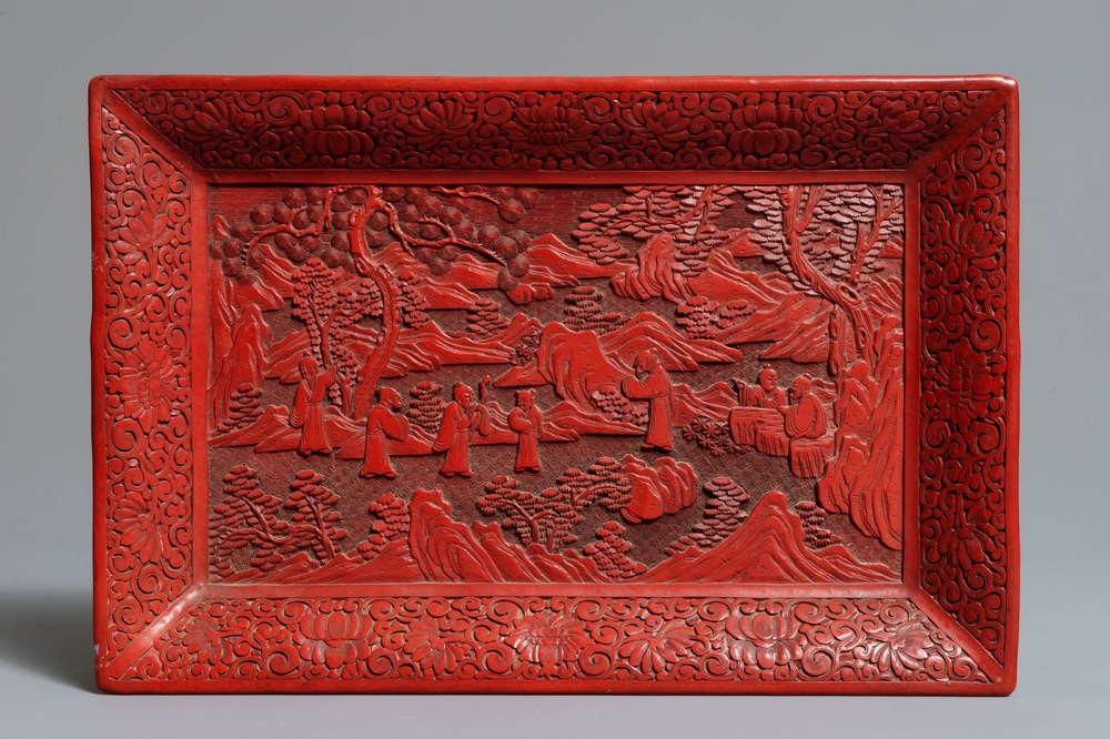 Un pr&eacute;sentoir rectangulaire en laque rouge &agrave; d&eacute;cor de figures dans un paysage, Chine, 18/19&egrave;me