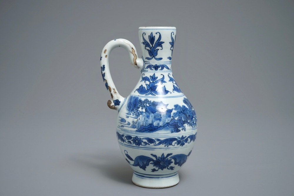 Une verseuse en porcelaine de Chine bleu et blanc &agrave; d&eacute;cor d'un paysage, &eacute;poque Transition