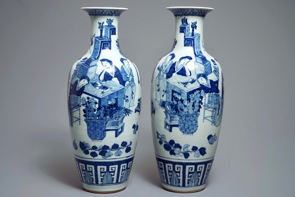 Une paire de vases en porcelaine de Chine bleu et blanc &agrave; d&eacute;cor de femmes assises, 19&egrave;me