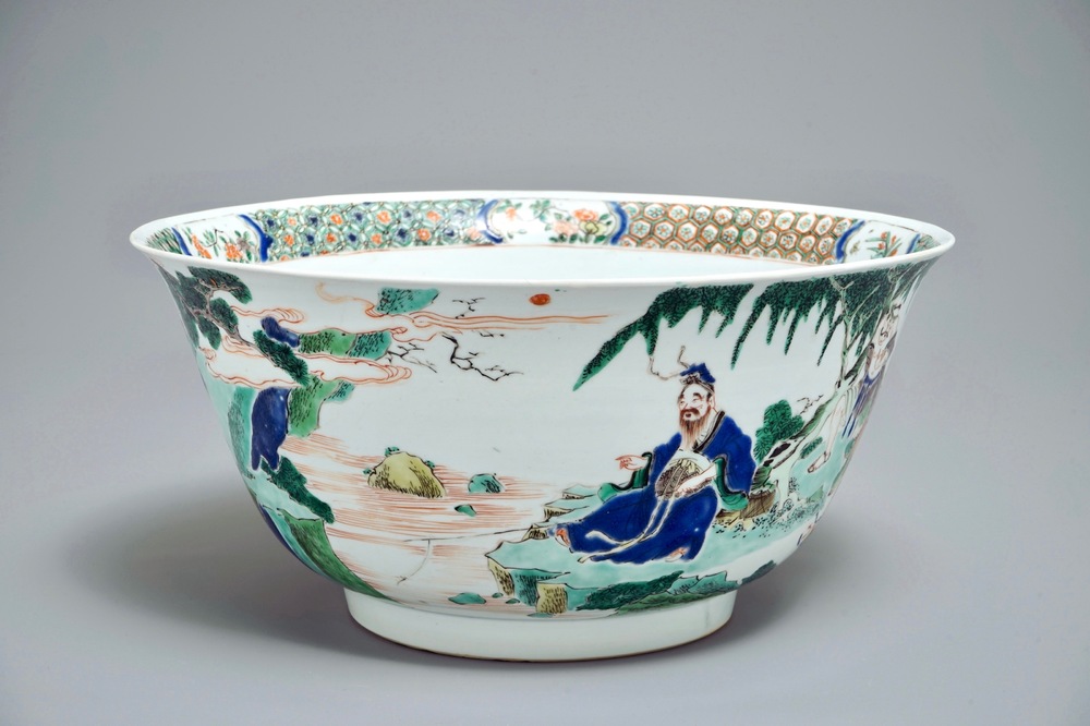 Un grand bol en porcelaine de Chine famille verte aux figures dans un paysage, Kangxi