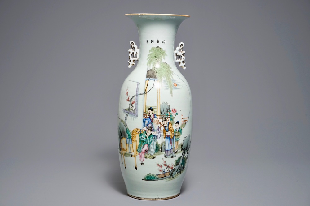 Un grand vase en porcelaine de Chine famille rose aux figures dans un jardin, 19/20&egrave;me