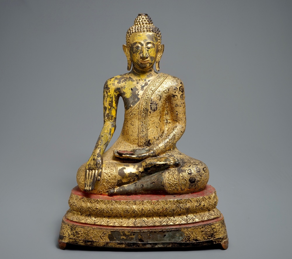 Un grand Bouddha sur tr&ocirc;ne en bronze dor&eacute;, Tha&iuml;lande, Rattanakosin, 19&egrave;me