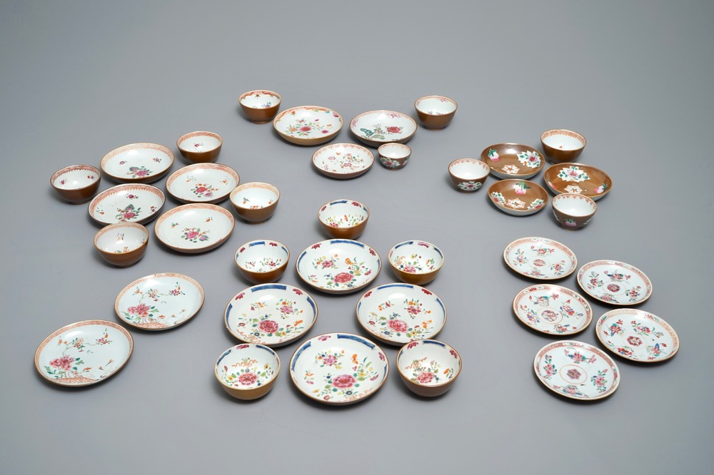 Een collectie van 15 Chinese famille rose koppen en 21 schotels met capucijner ondergrond, Qianlong