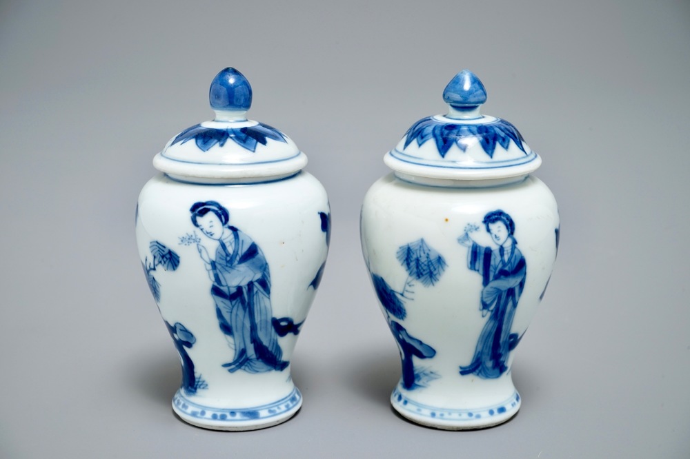 Une paire de vases couverts miniatures ou bo&icirc;tes &agrave; th&eacute; en porcelaine de Chine bleu et blanc, Kangxi