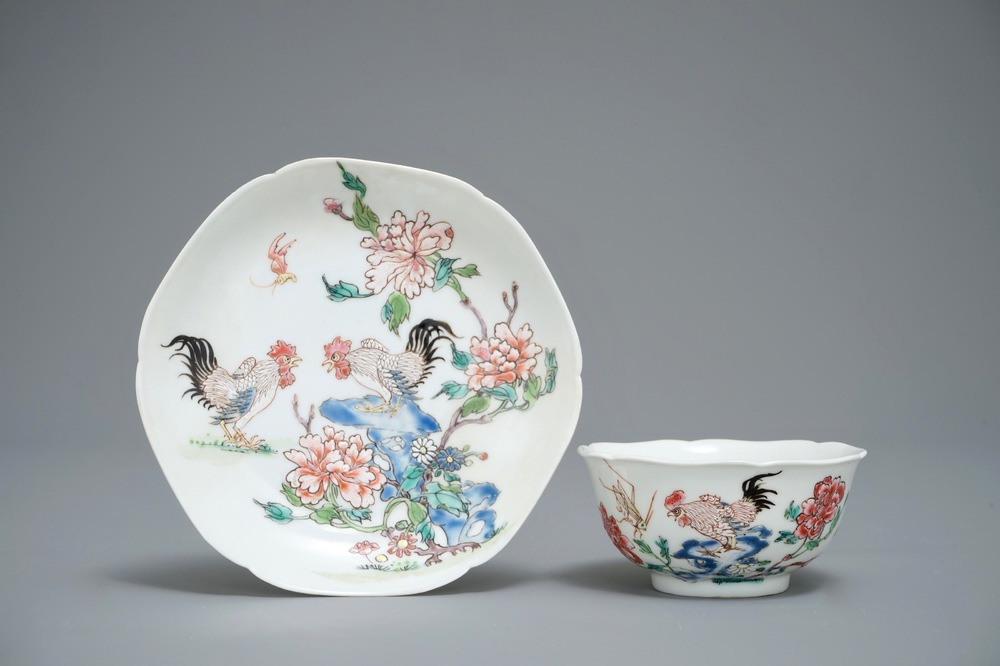 Une tasse et soucoupe en porcelaine de Chine famille rose &agrave; d&eacute;cor de coqs, Yongzheng