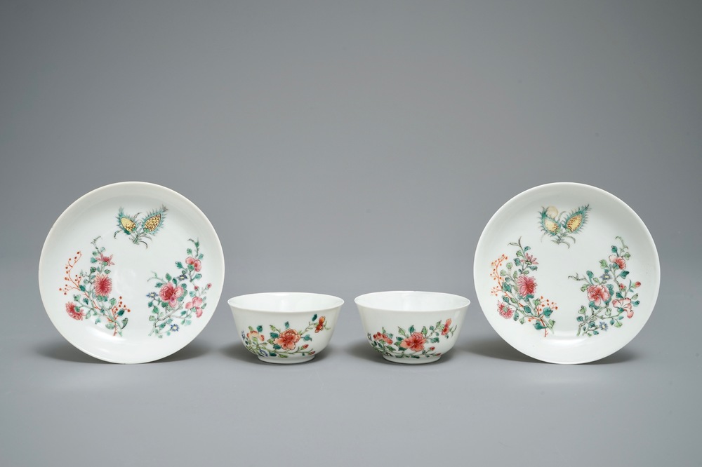 Une paire de tasses et soucoupes en porcelaine de Chine famille rose, Yongzheng