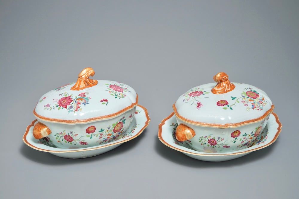 Une paire de terrines couvertes sur pr&eacute;sentoirs en porcelaine de Chine famille rose, Qianlong