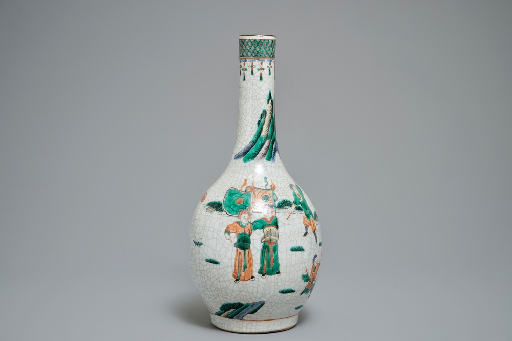 Un vase de forme bouteille en porcelaine de Chine famille verte sur fond craquel&eacute;, 19/20&egrave;me