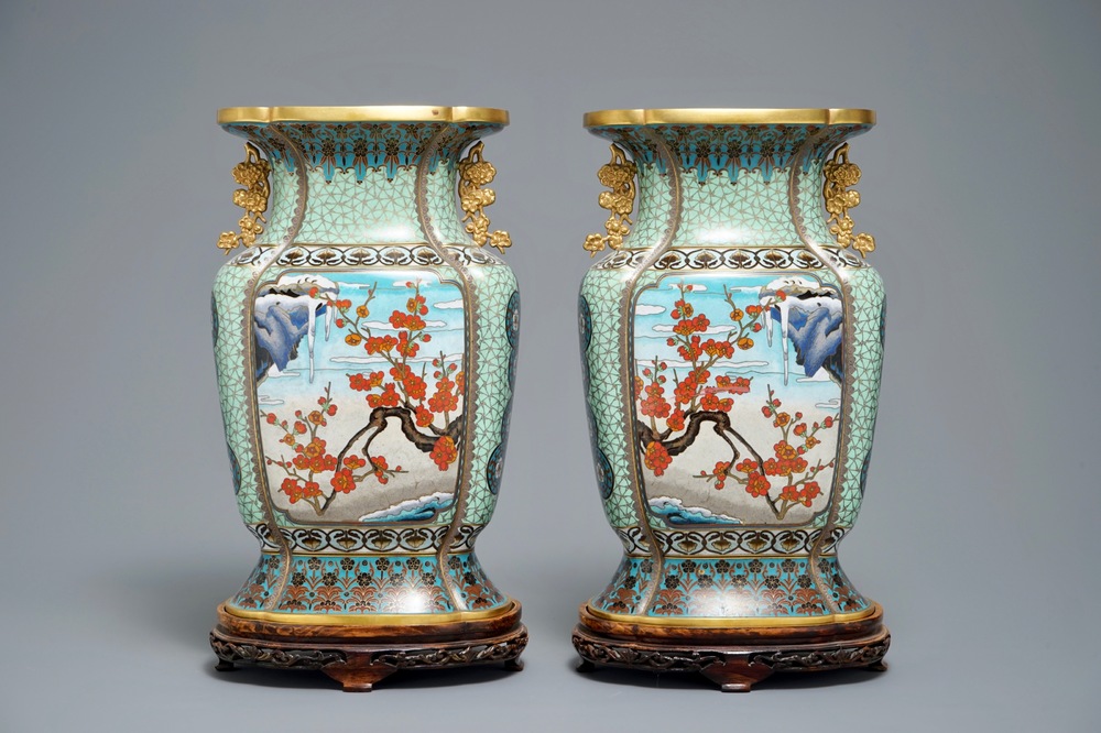 Une paire de vases en &eacute;maux cloisonn&eacute;s et dor&eacute;s sur socles en bois, Chine, 1&egrave;re moiti&eacute; du 20&egrave;me