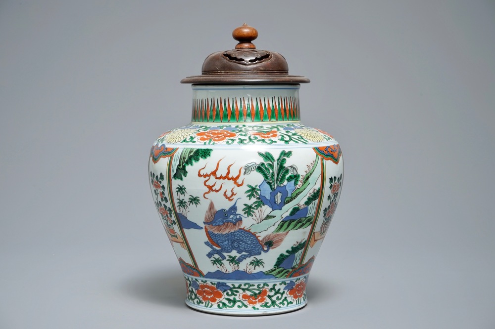 Un vase en porcelaine de Chine wucai &agrave; d&eacute;cor d'animaux mythiques, 19&egrave;me