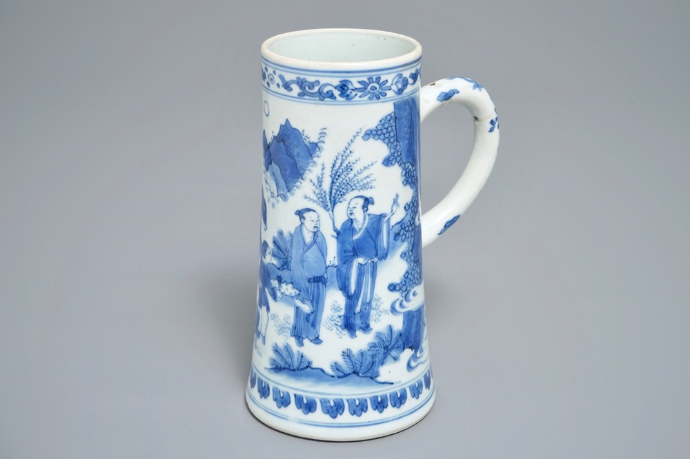 Une chope en porcelaine de Chine bleu et blanc, &eacute;poque Transition