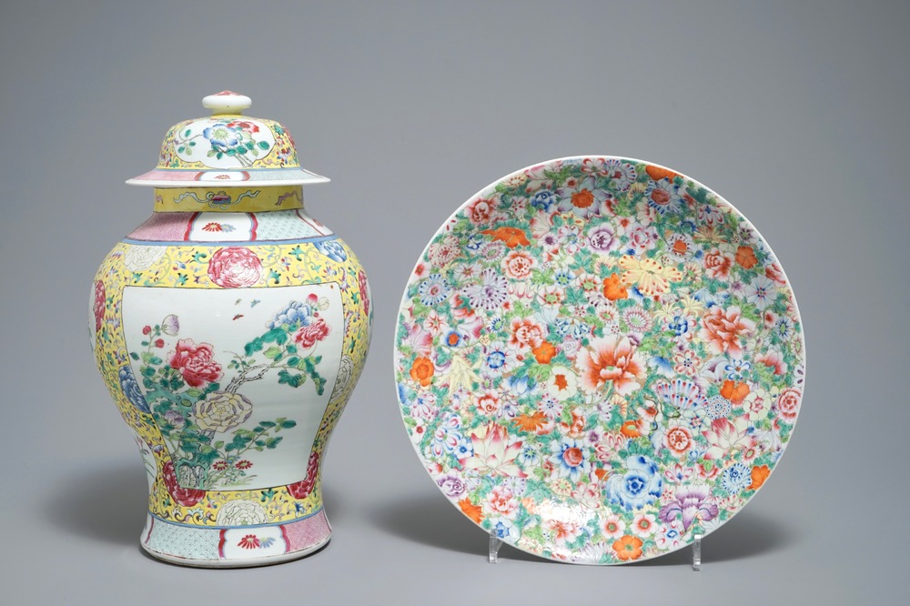 Un vase couvert et un plat &agrave; d&eacute;cor millefleurs en porcelaine de Chine famille rose, 19/20&egrave;me