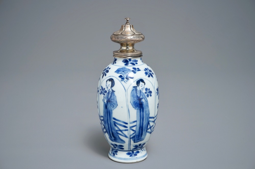 Une bo&icirc;te &agrave; th&eacute; en porcelaine de Chine bleu et blanc &agrave; monture en argent, Kangxi