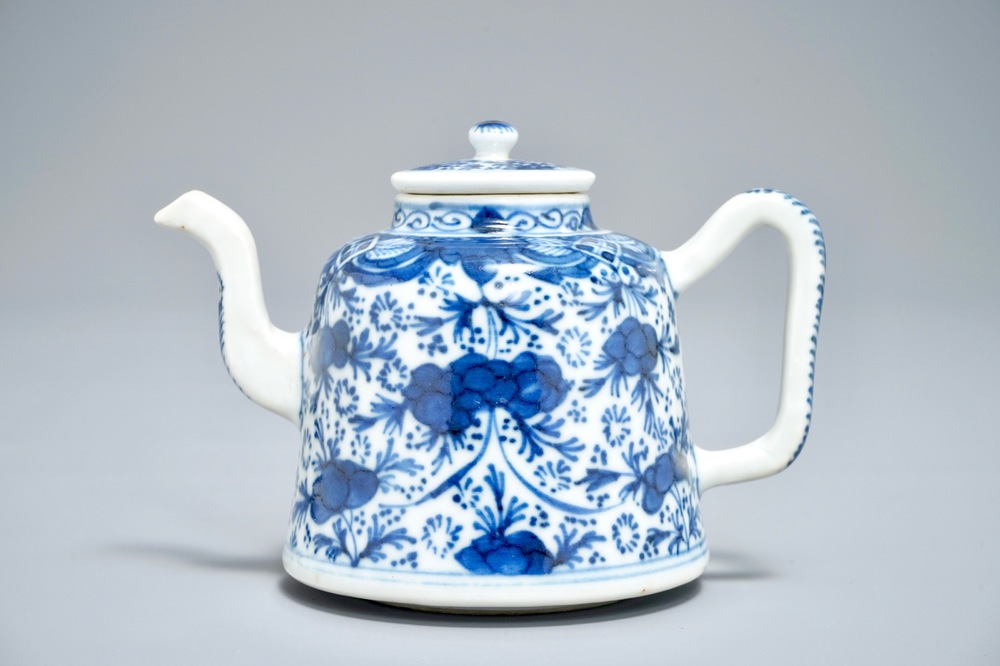 Een Chinese blauwwitte theepot met floraal decor, Qianlong/Jiaqing