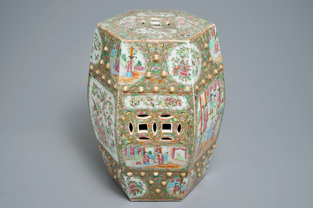 Un tabouret de forme hexagonale en porcelaine de Chine famille rose de Canton, 19&egrave;me