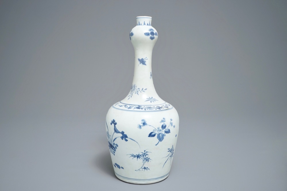 A Chinese blue and white bottle vase with floral design, Hatcher cargo, Transitional period