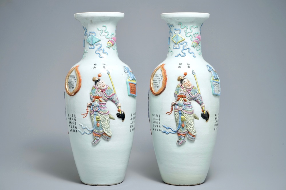 Une paire de vases en porcelaine de Chine famille rose &agrave; d&eacute;cor appliqu&eacute; Wu Shuang Pu, marque de Qianlong, 19&egrave;me