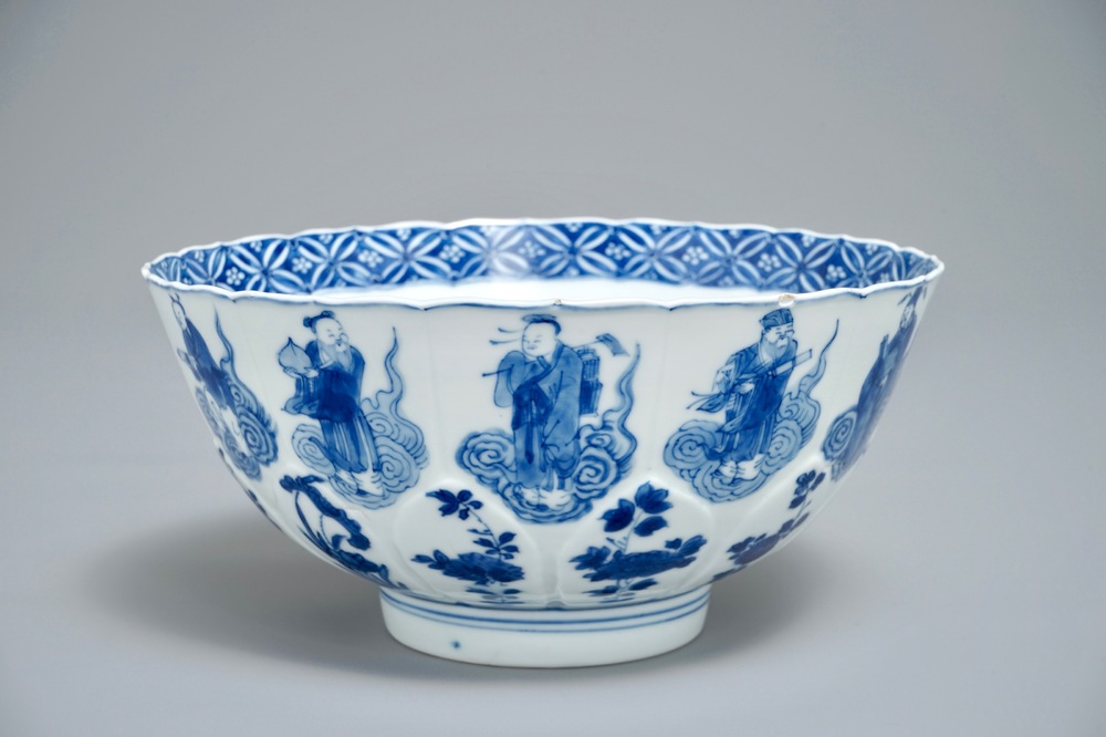 Un bol en forme de lotus en porcelaine de Chine bleu et blanc &agrave; d&eacute;cor d'immortels, marque de Chenghua, Kangxi