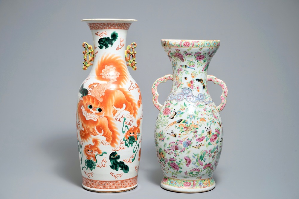 Un vase en porcelaine de Chine &agrave; d&eacute;cor de lions bouddhistes et un vase en porcelaine de Canton, 19&egrave;me