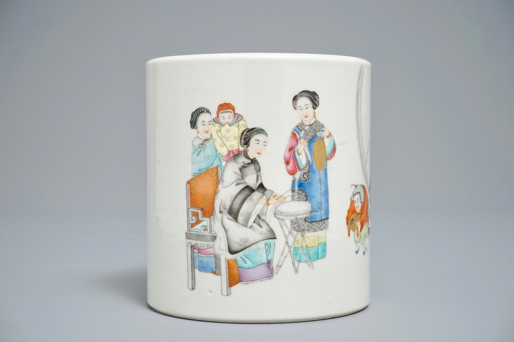 Un pot &agrave; pinceaux en porcelaine de Chine famille rose, 19/20&egrave;me