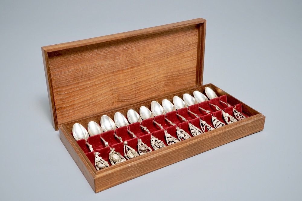 A box of twelve Japanese silver spoons, signed Musashiya, Meiji, 19/20th C.