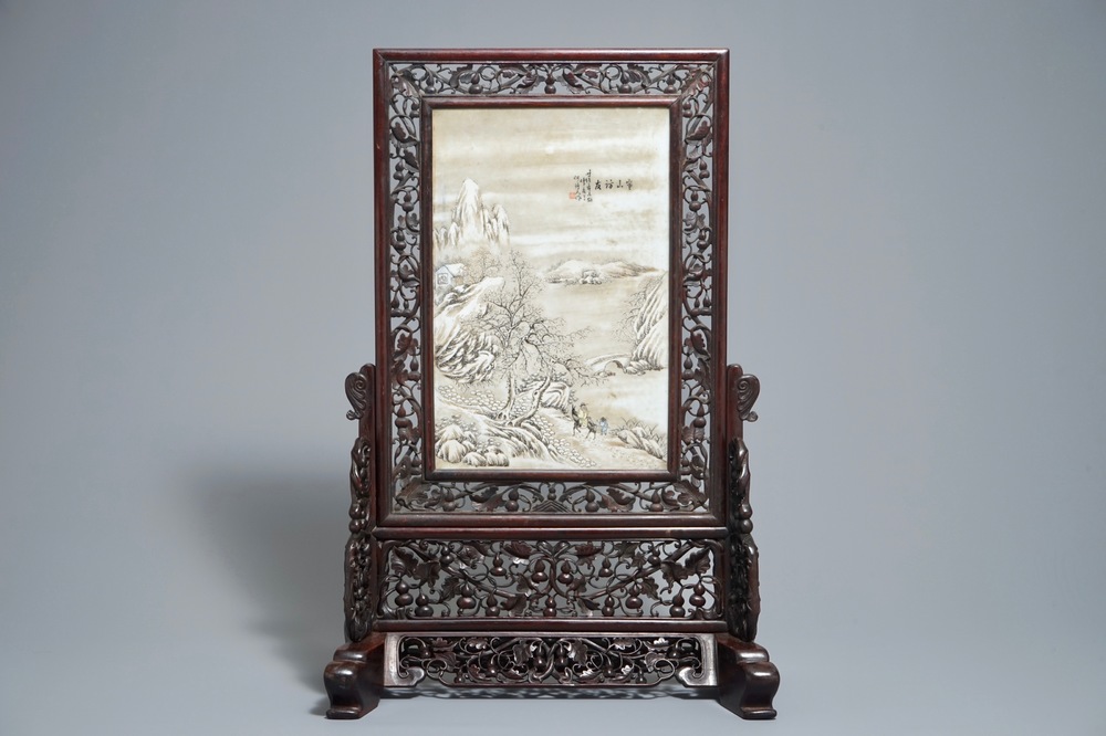 20世纪何许人山水图文瓷板镂空木雕屏风- Rob Michiels Auctions