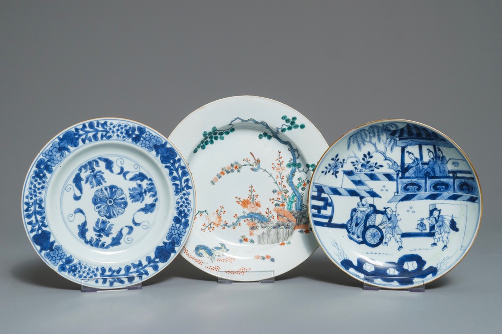 Trois assiettes en porcelaine de Chine bleu et blanc et de style Kakiemon, 18&egrave;me