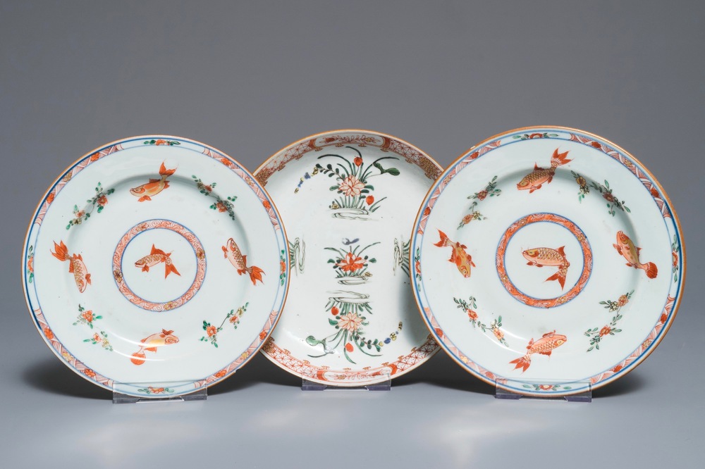 Drie Chinese famille verte borden met karpers en floraal decor, Kangxi