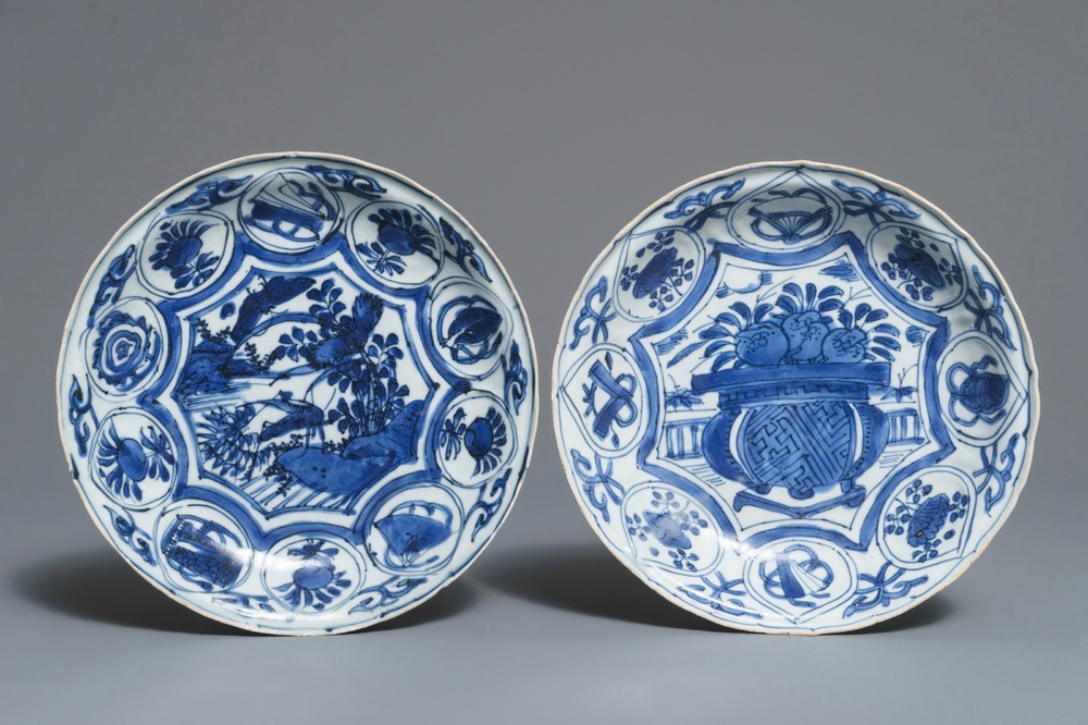 Deux assiettes en porcelaine de Chine bleu et blanc de type kraak, Wanli