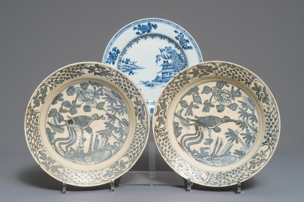 Trois assiettes en porcelaine de Chine bleu et blanc des naufrages Binh Thuan et Nanking, Ming et Qing