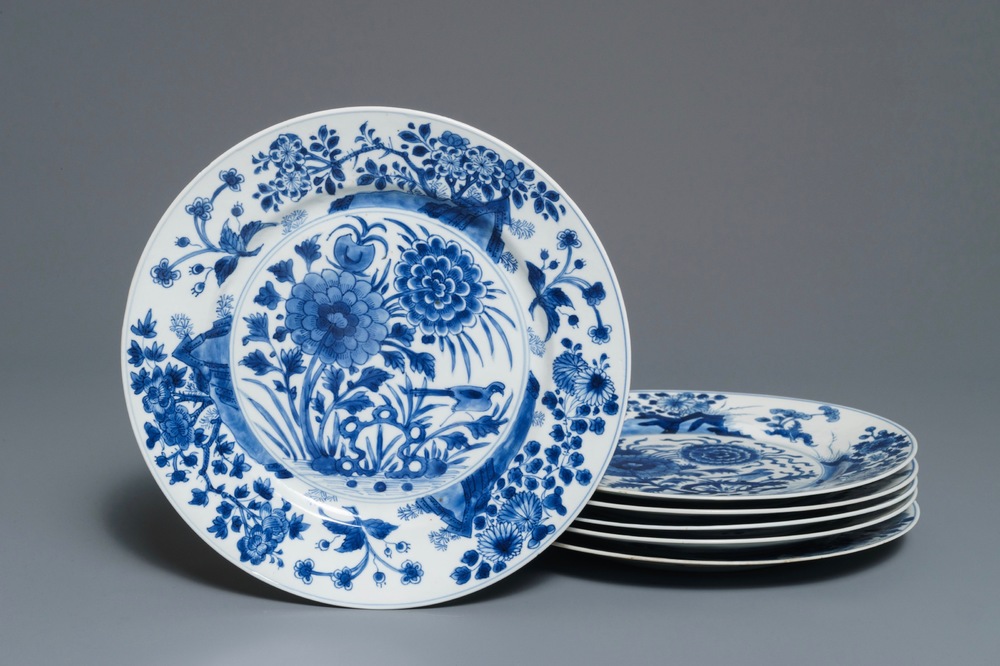 Zes blauwwitte Chinese borden met chrysanten, Kangxi