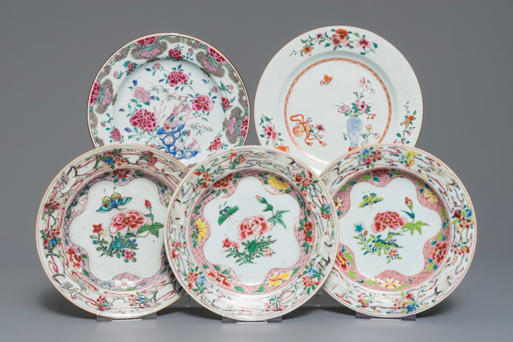 Cinq assiettes en porcelaine de Chine famille rose, Yongzheng et Qianlong