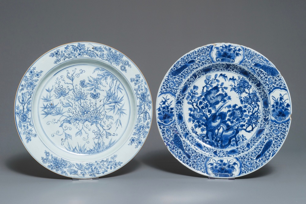 Twee Chinese blauwwitte schotels met floraal decor, Kangxi en Qianlong