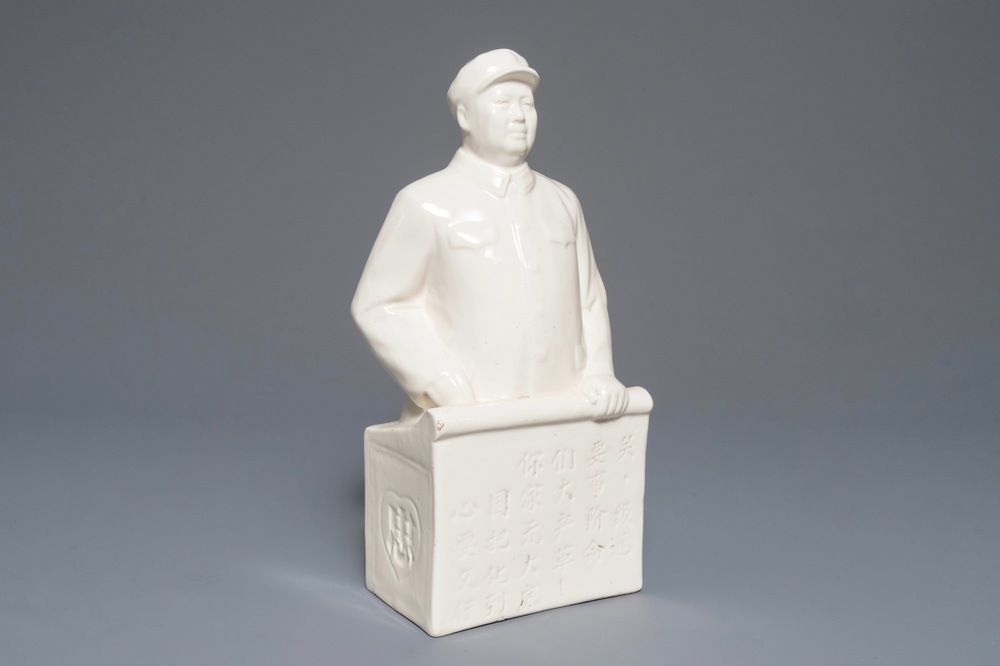 Een grote Chinese figuur van Mao Zedong op een spreekgestoelte, 2e helft 20e eeuw