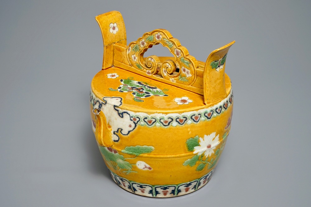 Un pot &agrave; eau en porcelaine de Chine de type sancai &agrave; d&eacute;cor floral, 18/19&egrave;me