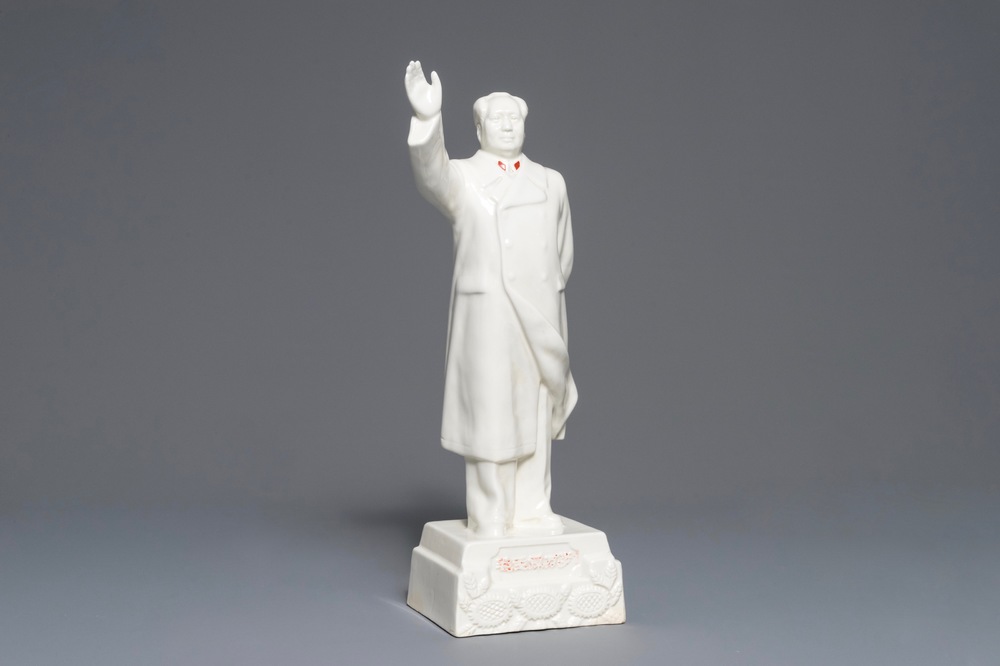 Une grande figure de Mao Zedong saluant sur socle en porcelaine de Chine, marqu&eacute;, 2&egrave;me moiti&eacute; du 20&egrave;me