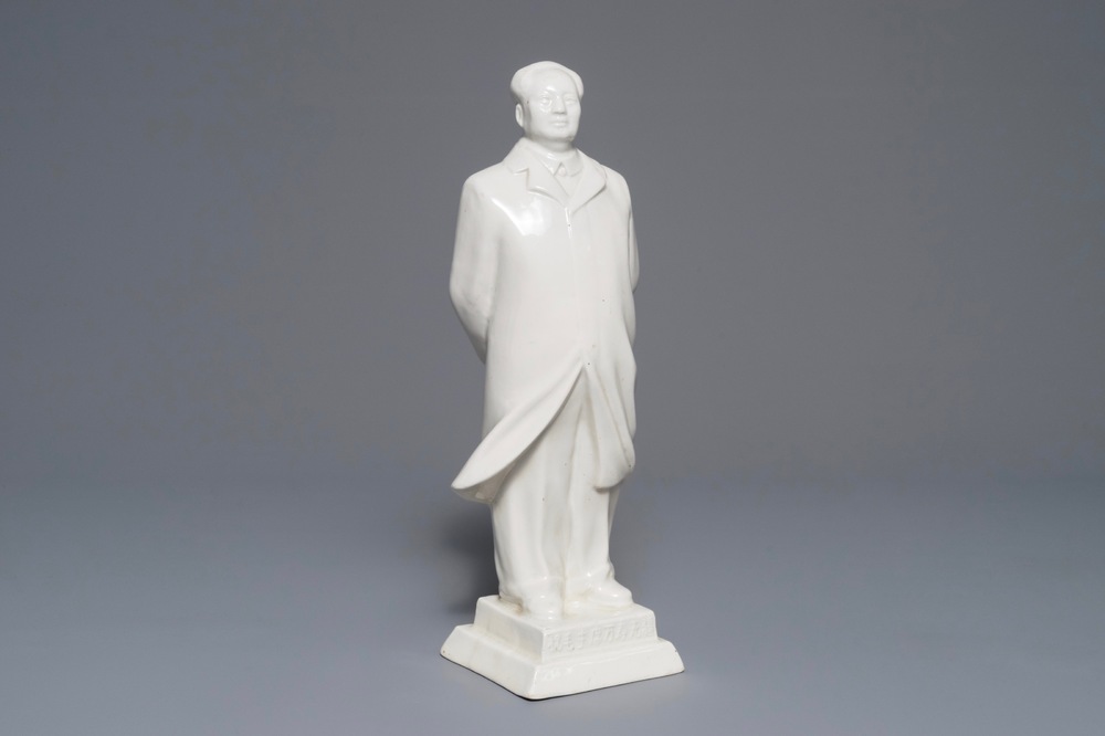 Une grande figure de Mao Zedong debout sur socle en porcelaine de Chine, marqu&eacute;, 2&egrave;me moiti&eacute; du 20&egrave;me