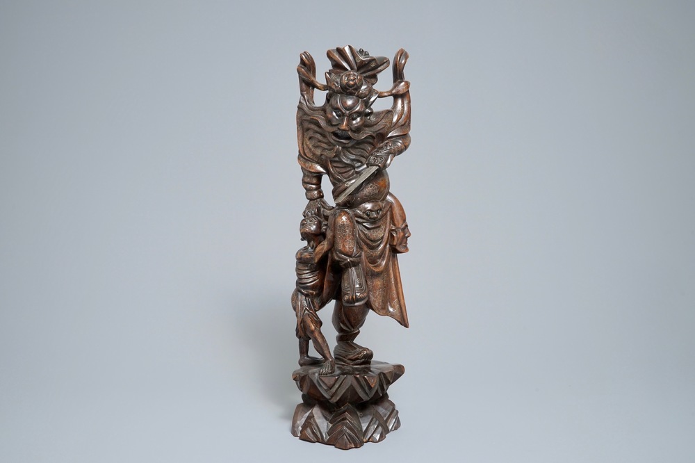 Een grote Chinese met zilver ingelegde houten figuur van Zhong Kui, 19e eeuw